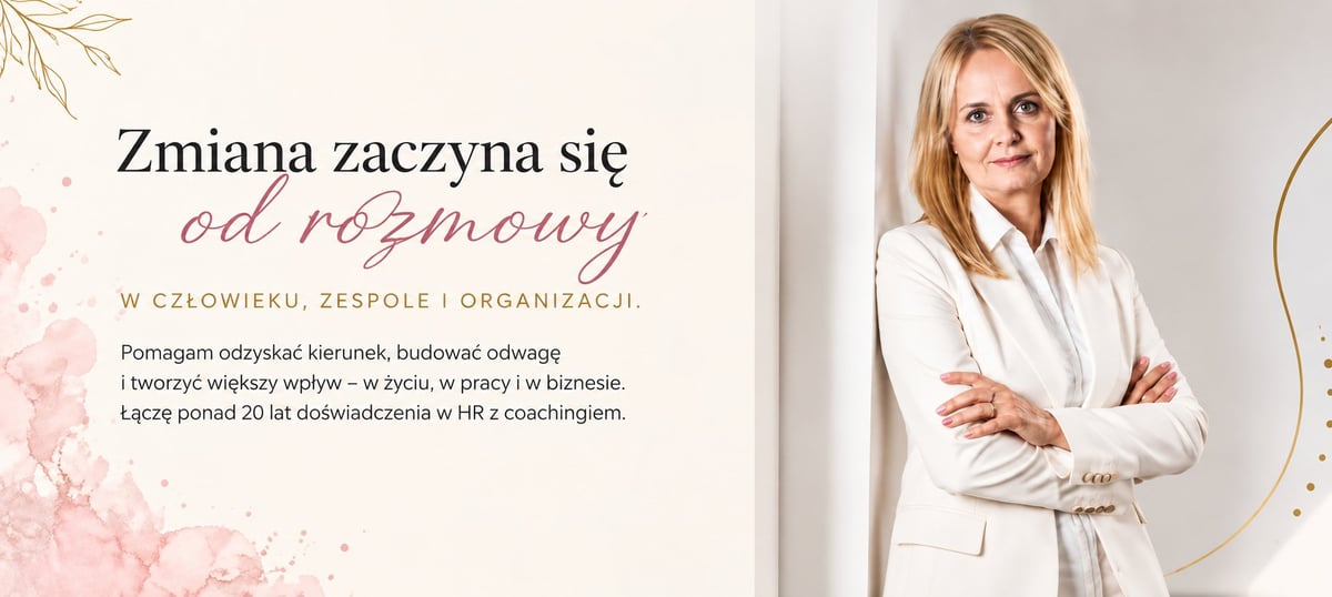 Profesjonalna kobieta w białej marynarce stojąca ze skrzyżowanymi rękami, polski tekst o zmianie i rozwoju osobistym