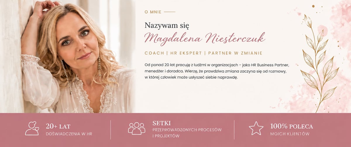 Profesjonalna uśmiechnięta blondynka przedstawiająca Magdalenę Niesterczuk jako coacha i eksperta z 20+ latami doświadczenia